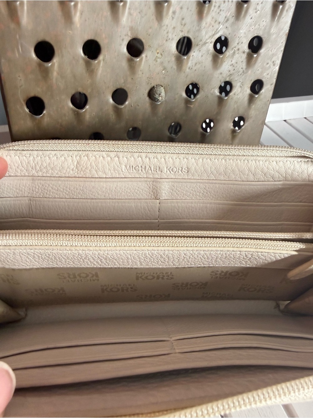 Michael Kors Women's Cream Zip Around Pebbled Leather Large Wallet EUC - Picture 5 of 12